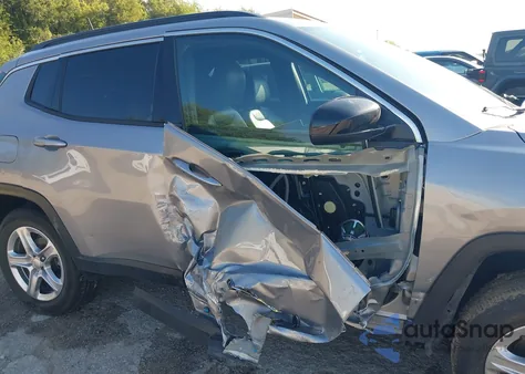 2024 Jeep Compass Latitude 4X4 z USA, uszkodzony, nr VIN 3C4NJDBN2RT607133